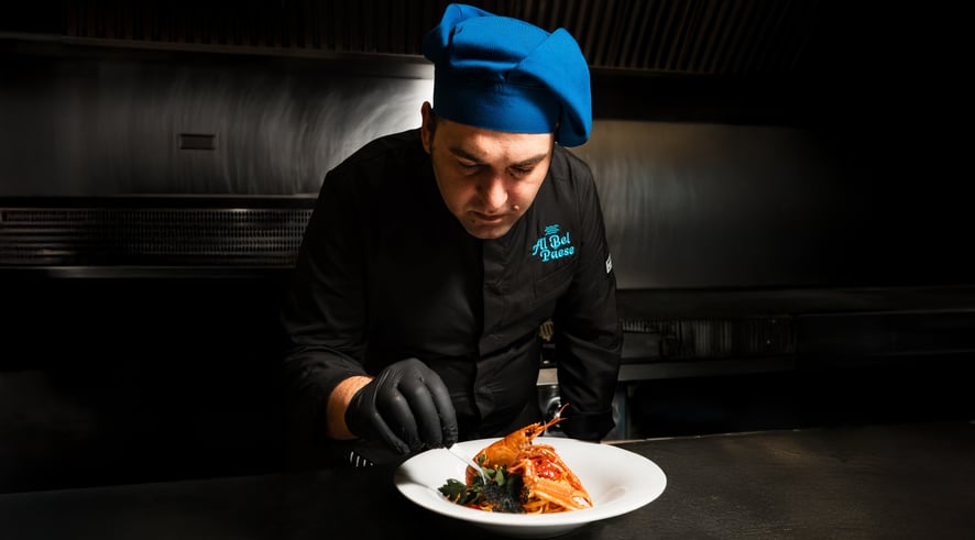 chef Vito Amodio impiatta il tagliolino allo scampone