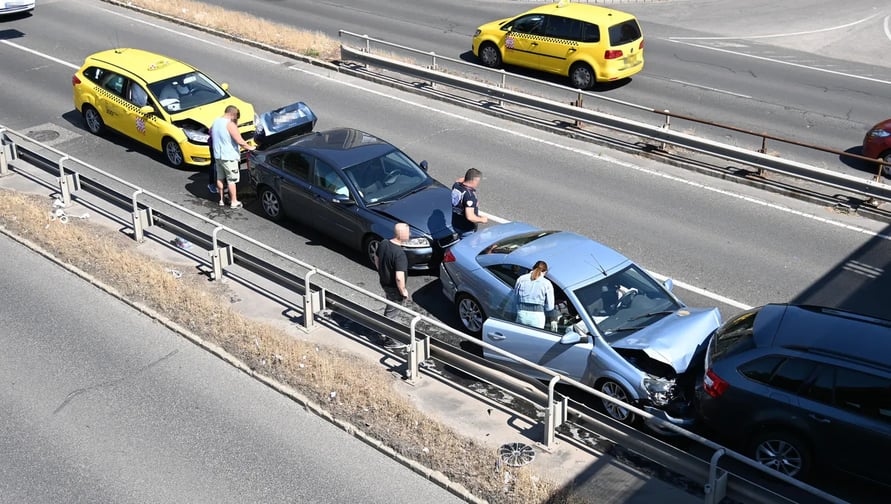 Budapest, 2021. június 14. Tömeges koccanásban és ráfutásban megsérült autók a ferihegyi gyorsforgal