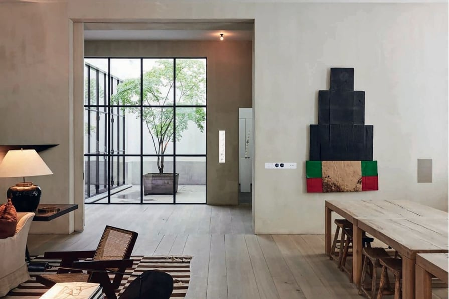 Interruptores de diseño integrados en salón moderno con luz natural y acabados minimalistas