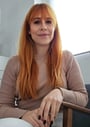 mujer psicóloga atrayendo a que se solicite información y cita para terapia psicológica