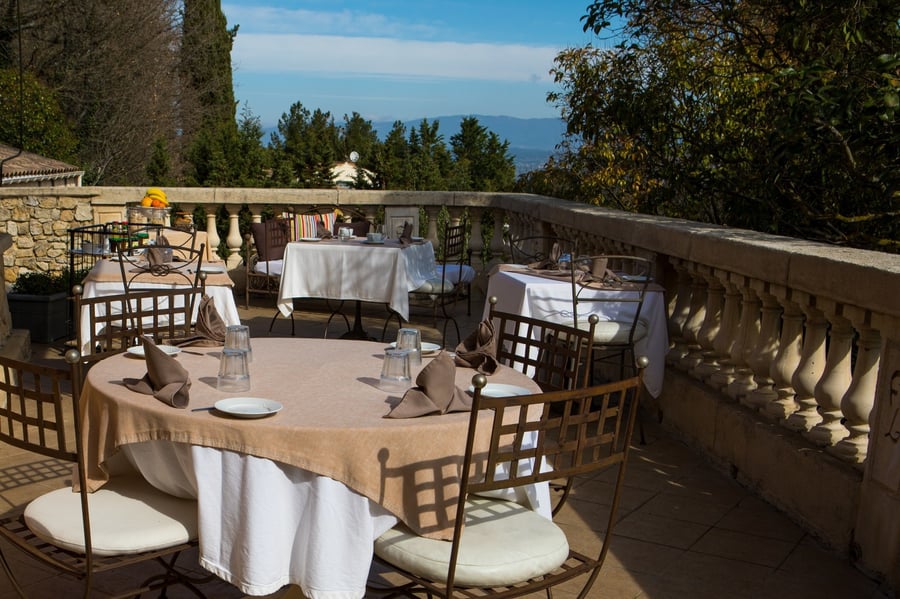 Petit déjeuner servi sur la terrasse ensoleillée