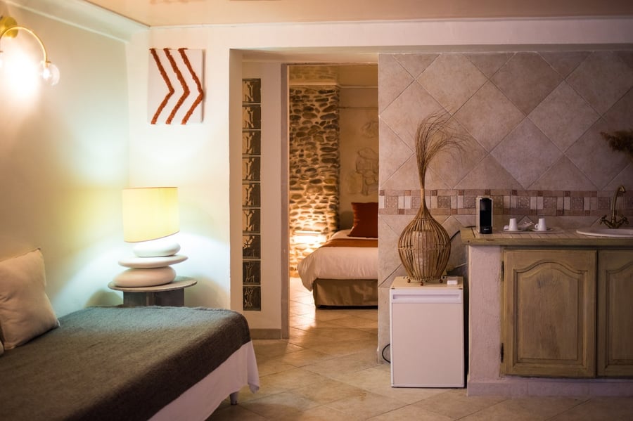 Suite familiale avec grand lit et lits simples