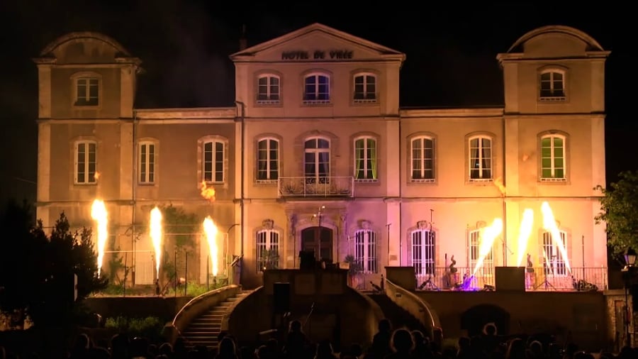 Pyrotechnie scénique sur un concert