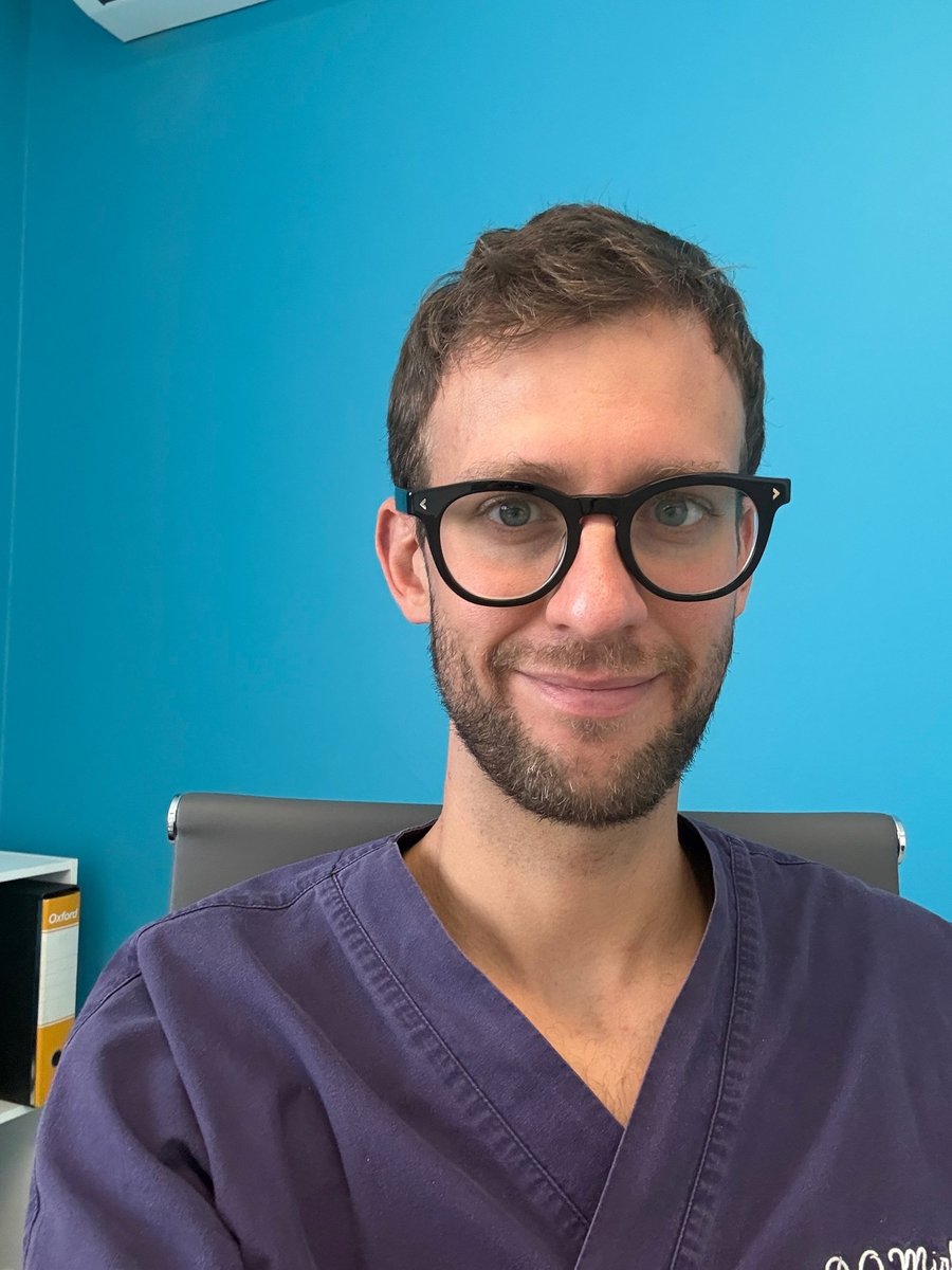 Mirko Negretto, osteopata, nel suo studio