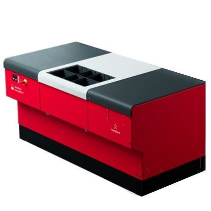 Robot AutoStore R5 moviéndose por la cuadrícula superior del sistema