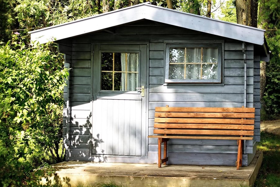 Cabane de jardin avec un banc en bois