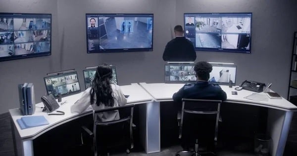 Service de sécurité avec hISP imprimé et visible sur leurs tenue