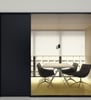 Sala de reuniones moderna con mamparas correderas de cristal y mobiliario minimalista