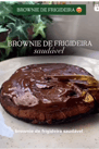 Brownie de frigideira saudável com cobertura cremosa de chocolate derretido, em prato branco