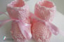 Bonnet et chaussons roses tricotés main
