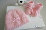 Bonnet et chaussons roses tricotés main
