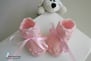 Bonnet et chaussons roses tricotés main