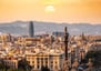 Vista da cidade de Barcelona sob o nascer do sol.