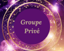 un groupe de personnes debout autour d'un cercle avec un cercle violet