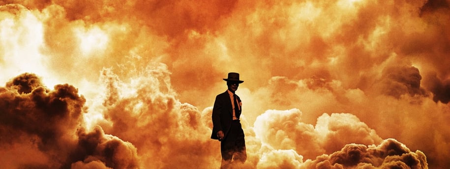 Poster du film Oppenheimer, avec Cillian Murphy en fond