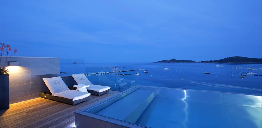 Pool mit Meeresblick