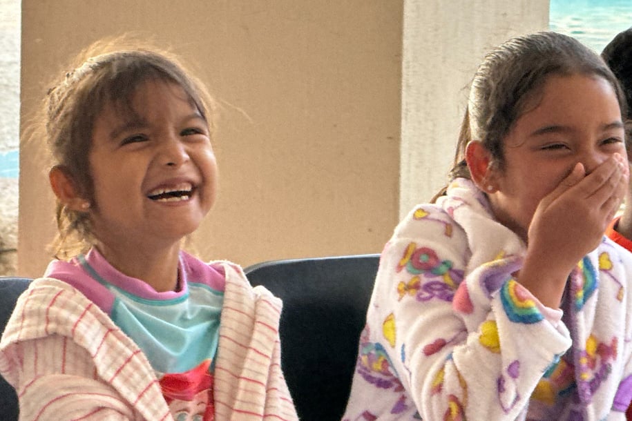 Dos niñas divirtiendose en el show de magia infantil en Guadalajara del mago Eduardo Aviña