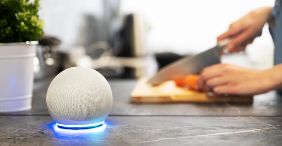 Alexa, Echo dot 5 em cima de uma mesa