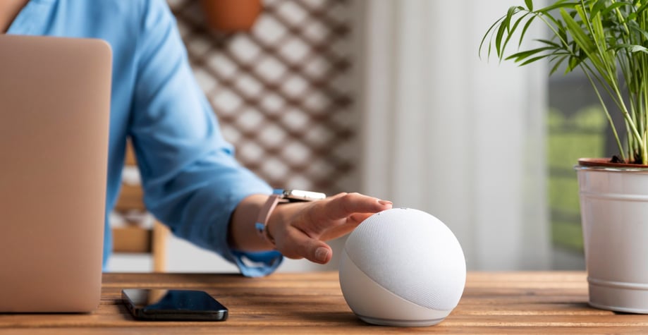 Pessoa interagindo com a Alexa, Echo dot 5