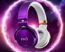 un casque violet avec un casque violet et doré