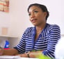 Nelly Mendonça la directrice fait une interview