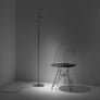 lampara de pie iluminando una silla