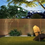 Cerramiento exterior con lamas verticales en madera para jardín residencial con privacidad y diseño natural