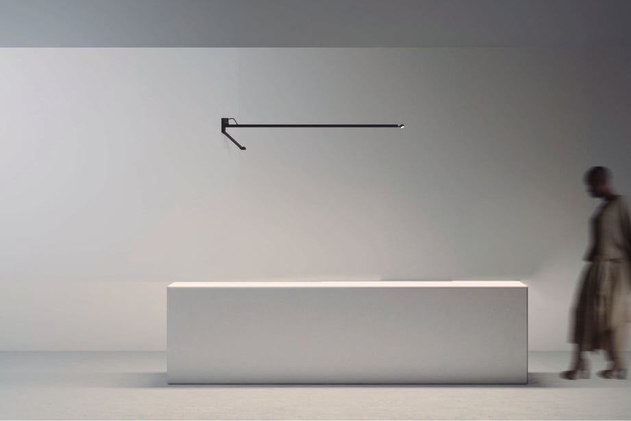 Luminaria técnica de brazo orientable sobre bañera en espacio de diseño minimalista