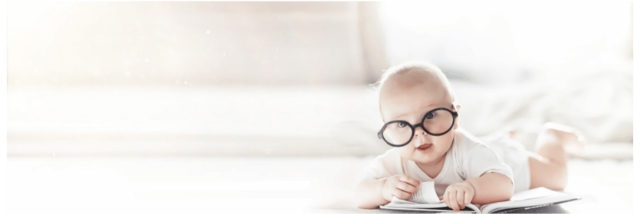 Bébé allongé avec des lunettes