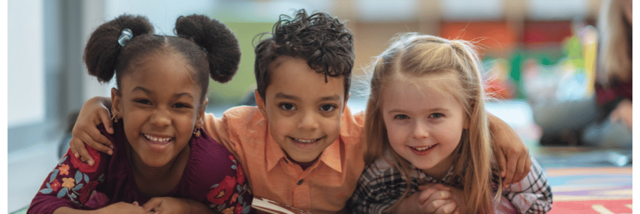 Enfants allongés sur le tapis