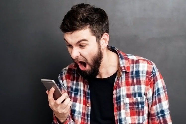 joven de 40 años gritandole a un celular