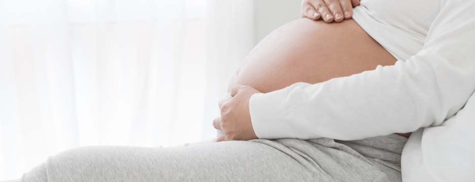 Femme allongée sur un canapé 