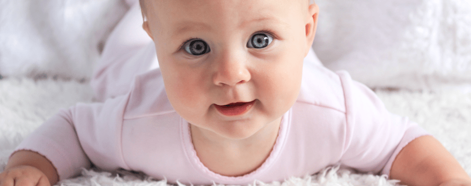 Bébé allongé regardant en face de lui