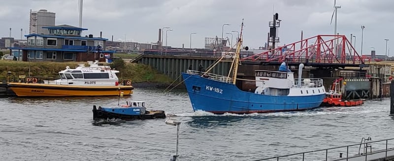 sleepvaart ijmuiden, sluis, sleepboot sleept woonschip