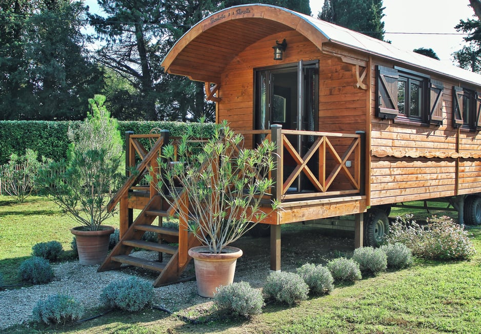 Roulotte dans le Vaucluse au coeur de la Provence au milieu d'un parc arboré