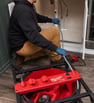 un homme avec un furet electrique
