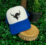 Gorra trucker personalizada con diseño único, ideal para promociones, eventos y estilo casual.