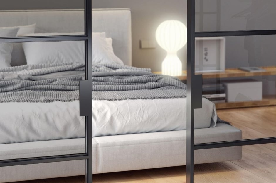 Puerta corredera de cristal en dormitorio moderno con iluminación cálida y diseño minimalista