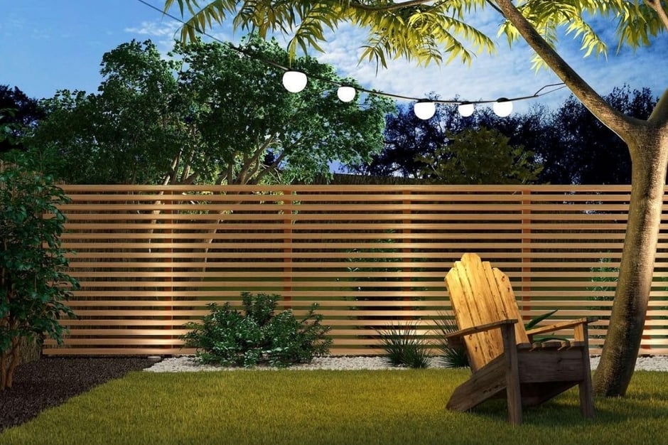 Cerramiento exterior con lamas verticales en madera para jardín residencial con privacidad y diseño natural