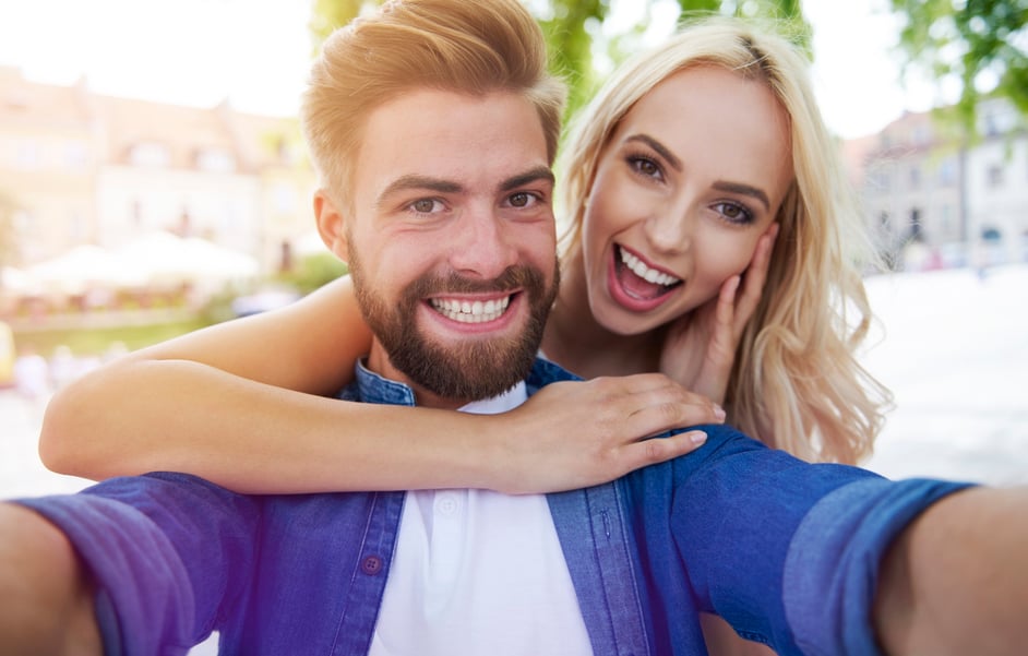 Coppia felice e sorridente dopo il trattamento dentale Hollywood Smile