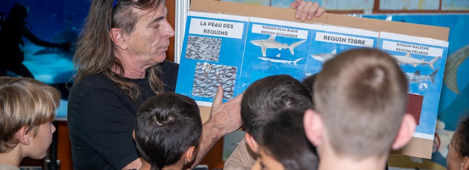 Alain Surina présentant les différentes peaux des requins