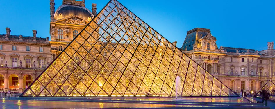 a pyramid shaped pyramid with a pyramid shaped pyramid