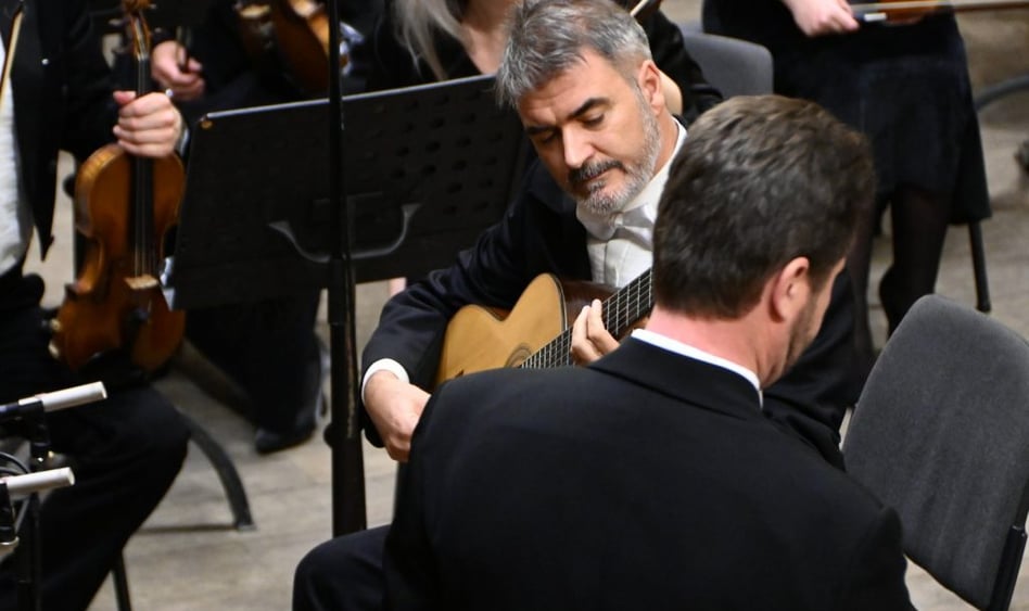 Rafael Serrallet junto a Serhiy Khorovets y la Lviv Philharmonic