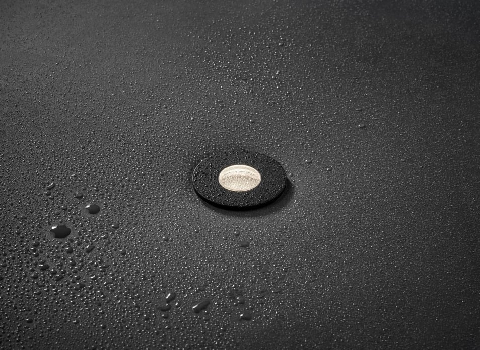 Foco empotrable MINI MINUS ultracompacto en techo oscuro, iluminación discreta