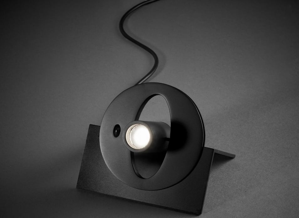 Lámpara de suelo PENDANT LP de metal negro con luz integrada, vista en detalle