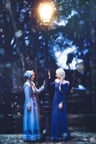 Cosplay duo de Anna et Elsa de La Reine des Neiges 2 debout se regardant.