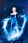 Cosplay de Elsa de La Reine des Neiges 2 utilisant ses pouvoirs de glace.