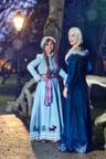 Cosplay duo de Anna et Elsa de La Reine des Neiges 2 sur un pont.