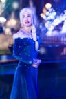 Cosplay de Elsa de La Reine des Neiges 2, vue de profil.