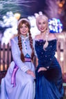 Cosplay duo de Anna et Elsa de La Reine des Neiges 2, assises côte à côte.